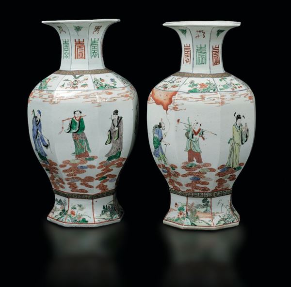Coppia di vasi in porcellana Famiglia Verde con figure di saggi, simboli e scene naturalistiche entro riserve, Cina, Dinastia Qing, epoca Guangxu (1875-1908)