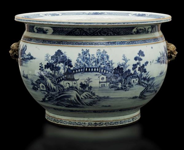 Importante coppia di grandi cachepots in porcellana bianca e blu con paesaggi e mascheroni a foggia di testa leonina, Cina, Dinastia Qing, epoca Qianlong (1736-1796)