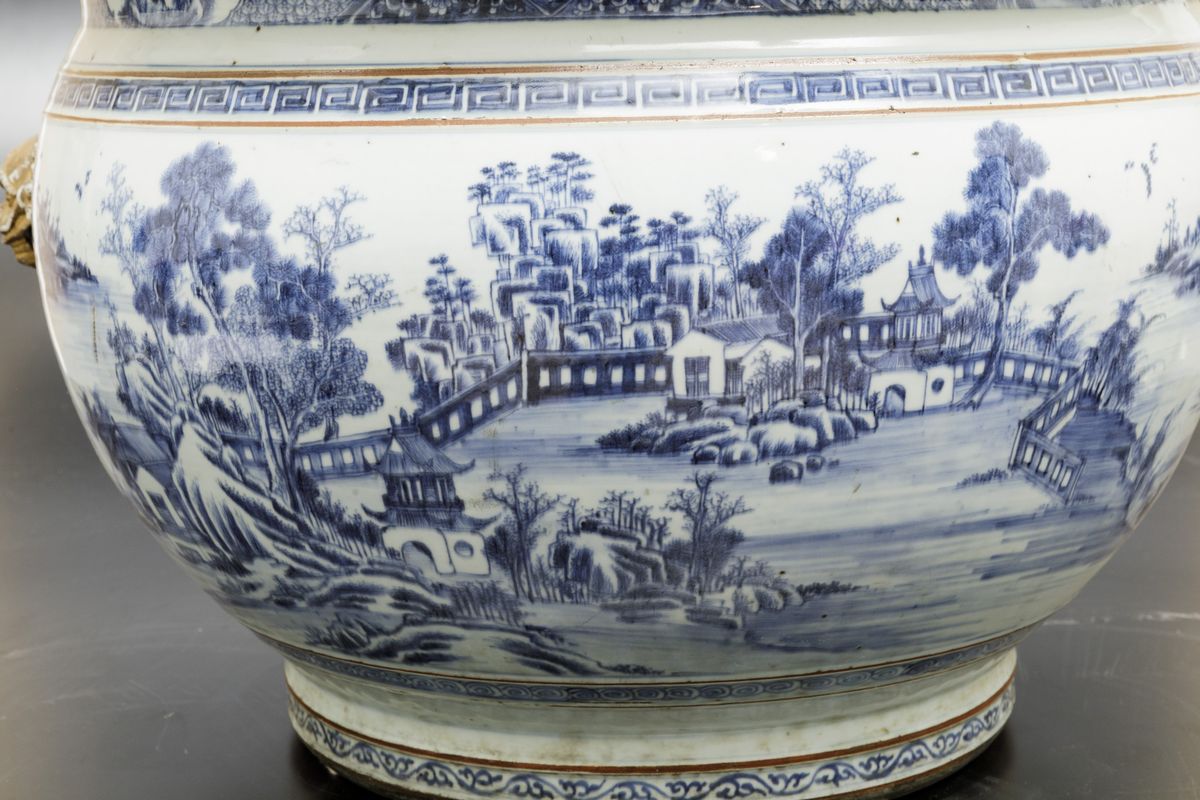Importante Coppia di Grandi Cachepots in Porcellana Bianca e Blu con Paesaggi e Mascheroni a Fogg...