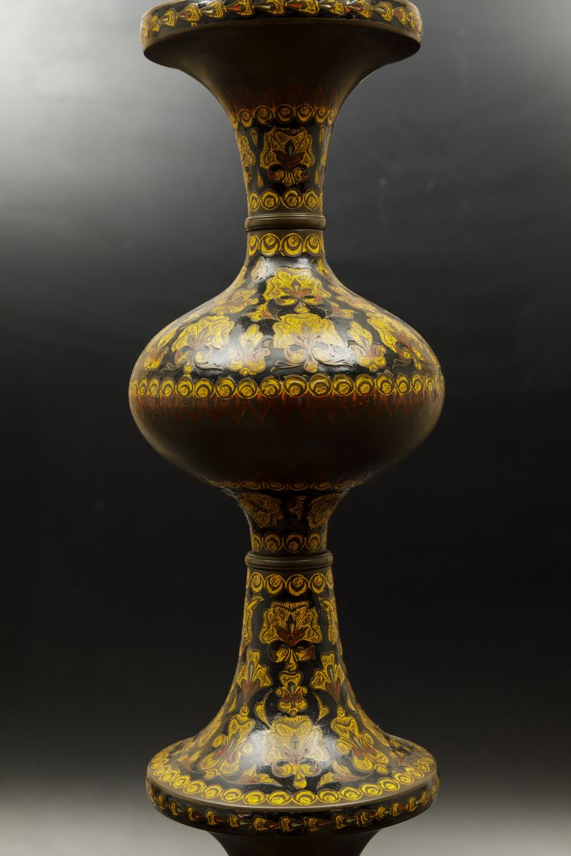 Colonna in Bronzo Laccata con Decori Floreali, India, XIX Secolo