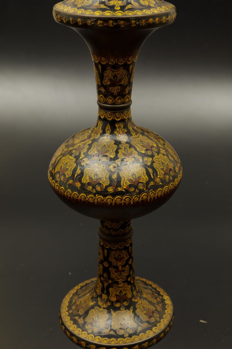 Colonna in Bronzo Laccata con Decori Floreali, India, XIX Secolo