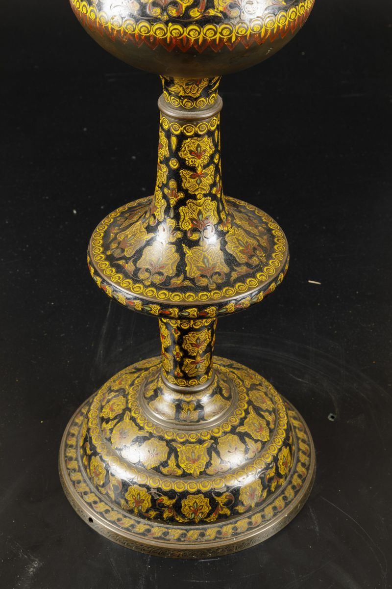 Colonna in Bronzo Laccata con Decori Floreali, India, XIX Secolo