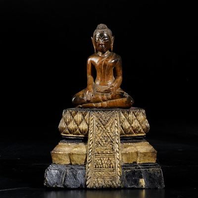 Figura di Buddha Sakyamuni Seduto su Base Gradonata in Legno Laccato e Dorato, Thailandia, XIX Se...