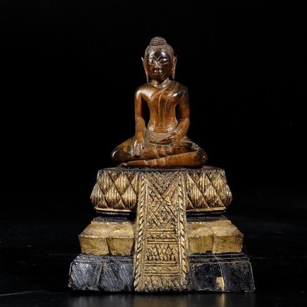 Figura di Buddha Sakyamuni seduto su base gradonata in legno laccato e dorato, Thailandia, XIX secolo