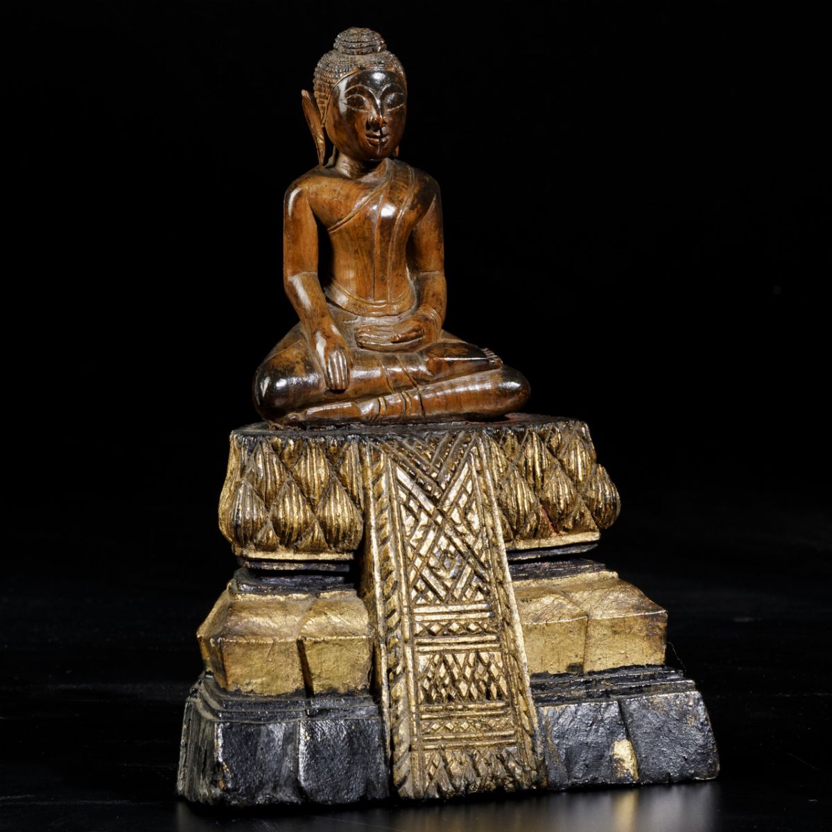 Figura di Buddha Sakyamuni Seduto su Base Gradonata in Legno Laccato e Dorato, Thailandia, XIX Se...