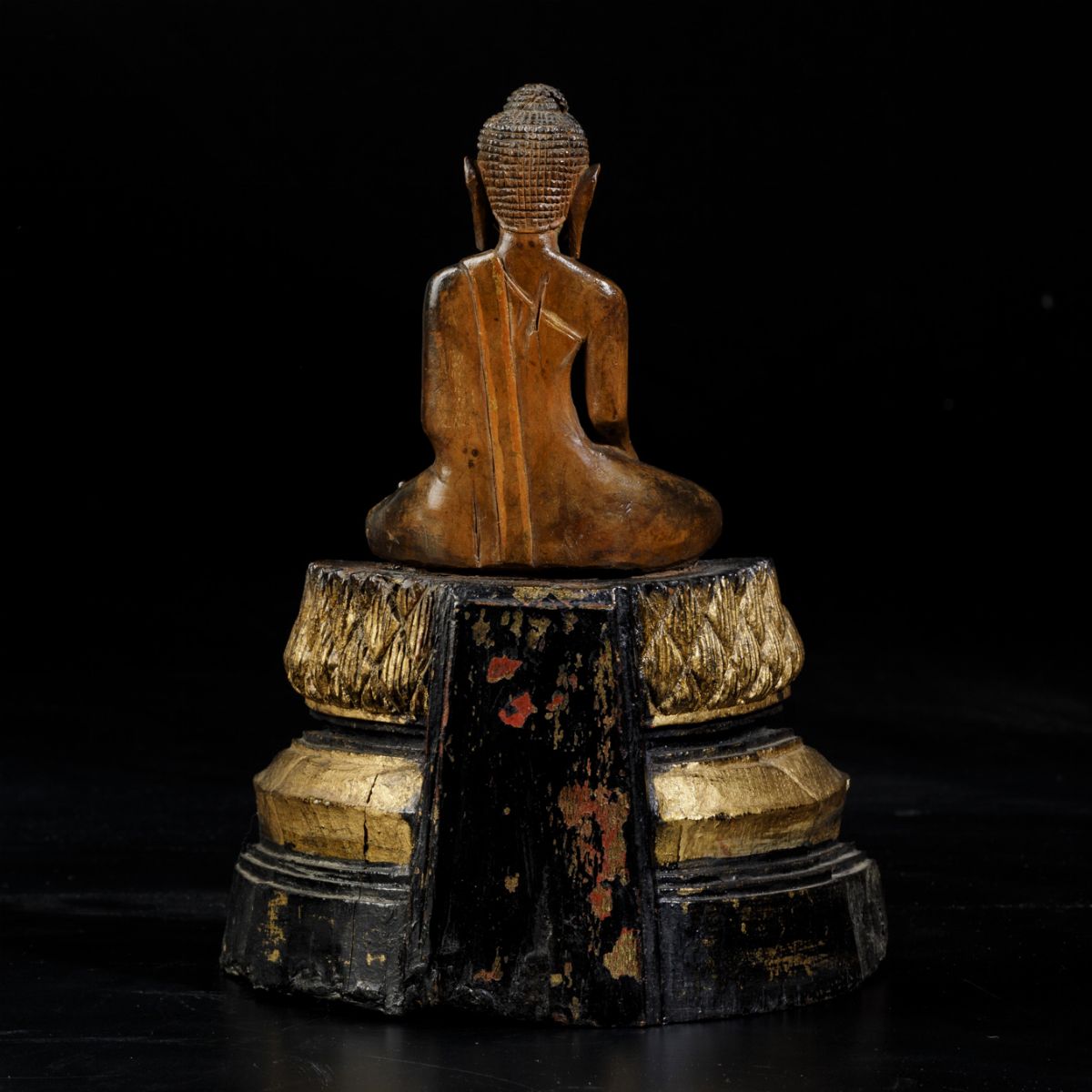Figura di Buddha Sakyamuni Seduto su Base Gradonata in Legno Laccato e Dorato, Thailandia, XIX Se...