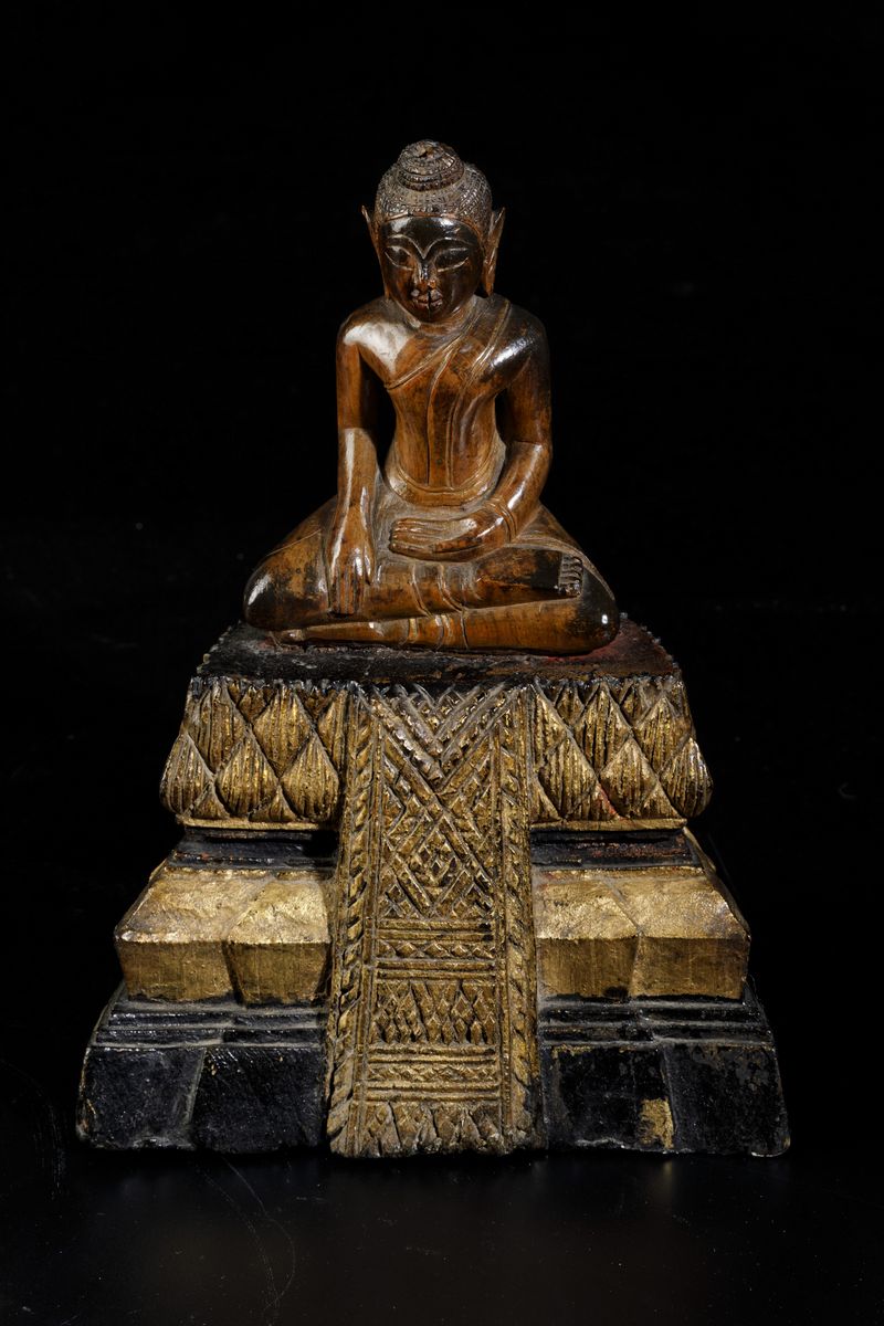 Figura di Buddha Sakyamuni Seduto su Base Gradonata in Legno Laccato e Dorato, Thailandia, XIX Se...