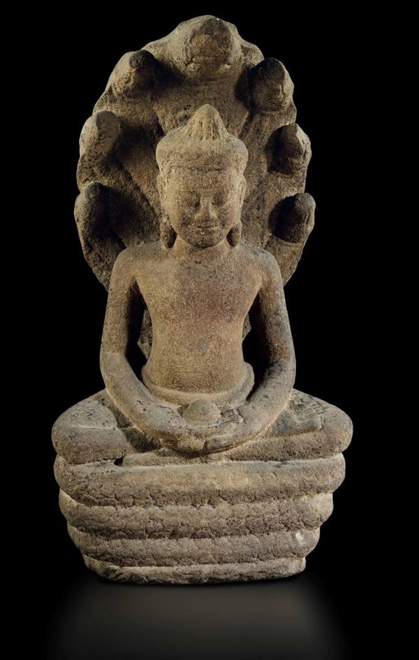 Figura di Buddha Amitayus seduto entro aura scolpita in pietra, Indonesia, XVI secolo