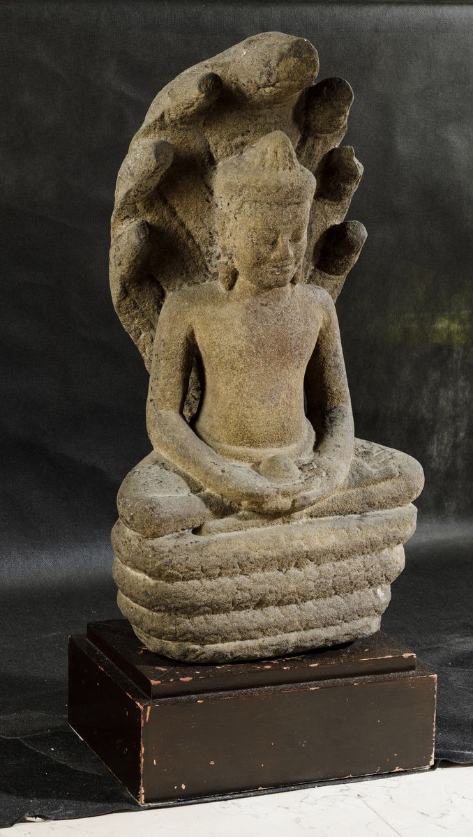 Figura di Buddha Amitayus Seduto Entro Aura Scolpita in Pietra, Indonesia, XVI Secolo