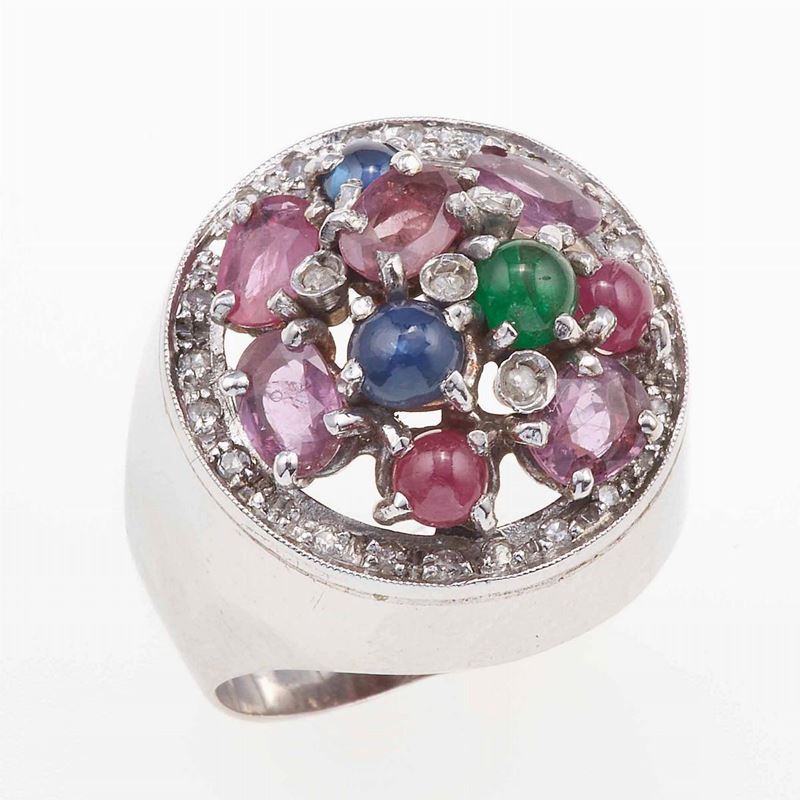 Anello con rubini, zaffiri, smeraldo e diamanti  - Auction Jewels | Cambi Time - Cambi Casa d'Aste