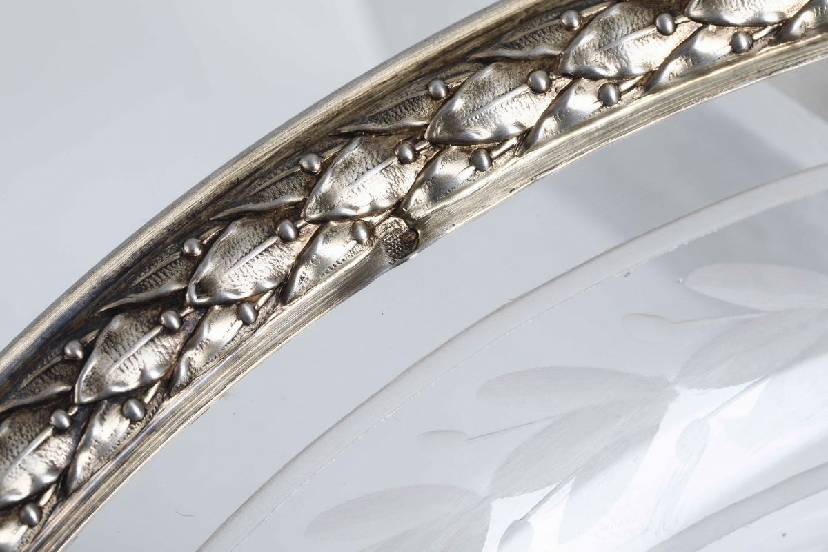 Un Piatto e Undici Piattini in Vetro Molato con Bordo in Argento Primo Titolo. Francia XX Secolo