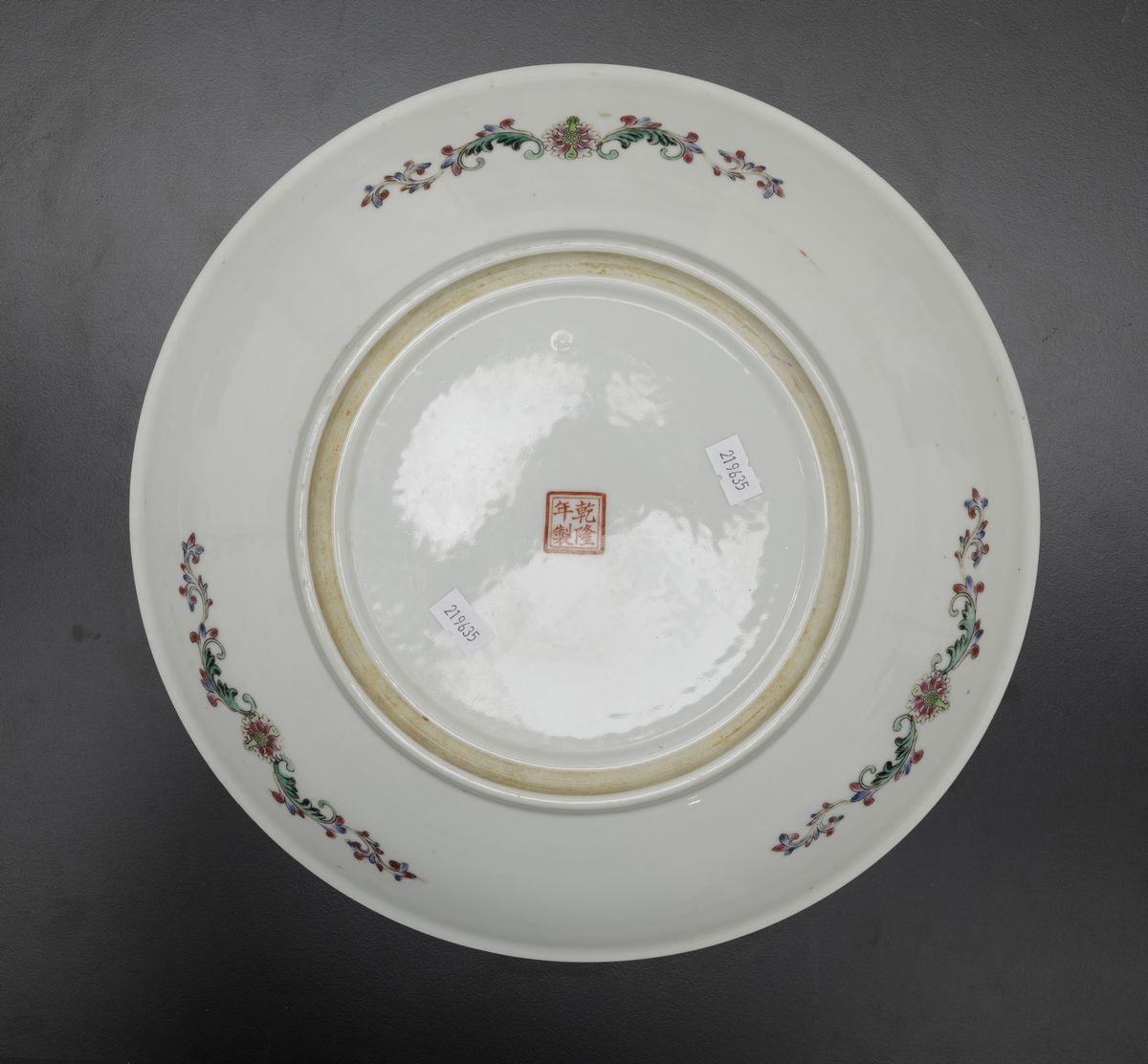 Piatto in Porcellana a Smalti Policromi con Paesaggio e Decori Floreali, Cina, XX Secolo
