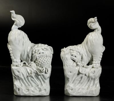 Coppia di Figure di Cani di Pho in Porcellana Blanc De Chine, Cina, Dinastia Qing, Fine XIX Secol...