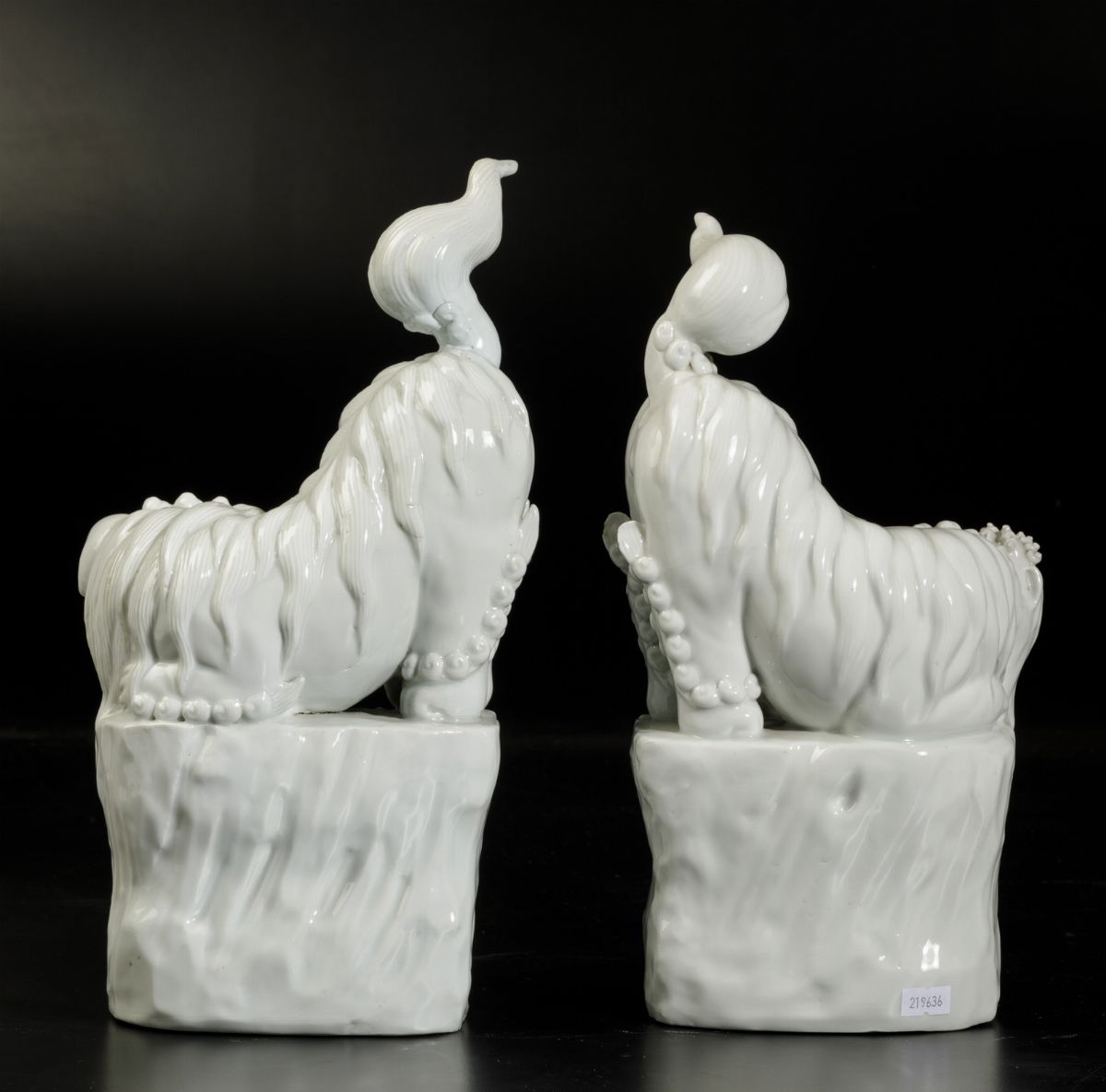 Coppia di Figure di Cani di Pho in Porcellana Blanc De Chine, Cina, Dinastia Qing, Fine XIX Secol...