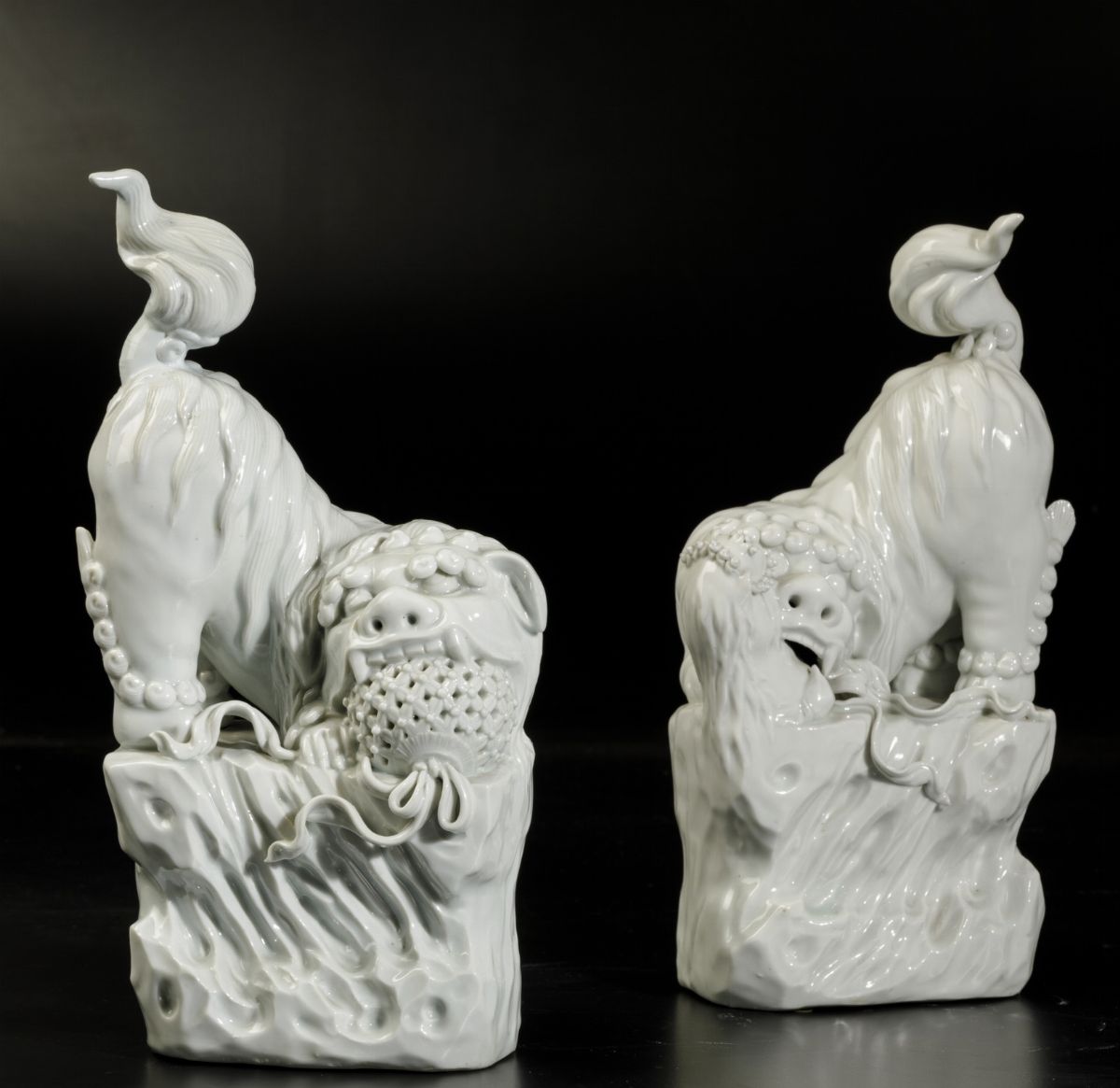 Coppia di Figure di Cani di Pho in Porcellana Blanc De Chine, Cina, Dinastia Qing, Fine XIX Secol...