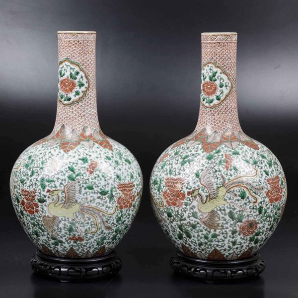 Coppia di vasi a bottiglia in porcellana policroma con figure di fenici e decori floreali, Cina, Dinastia Qing, epoca Guangxu (1875-1908)