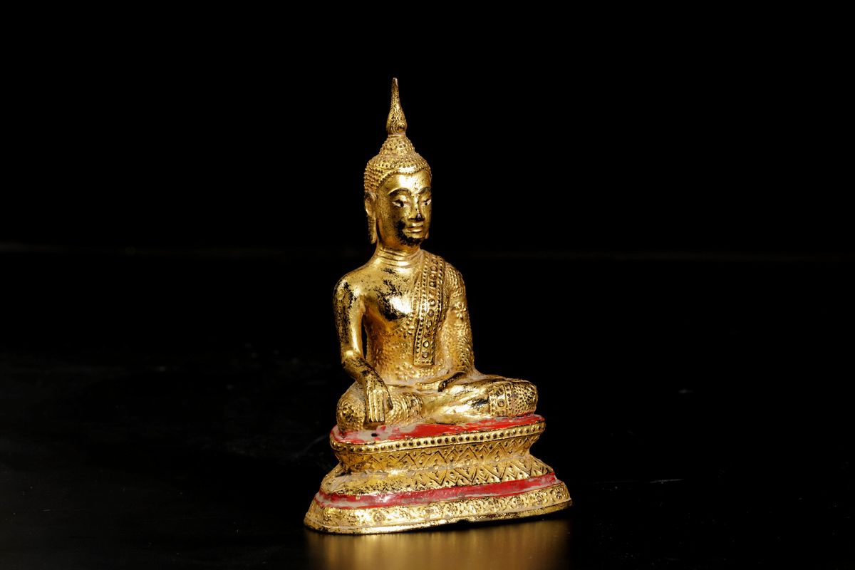 Figura di Buddha Sakyamuni in Bronzo Laccato e Dorato, Thailandia, XIX Secolo