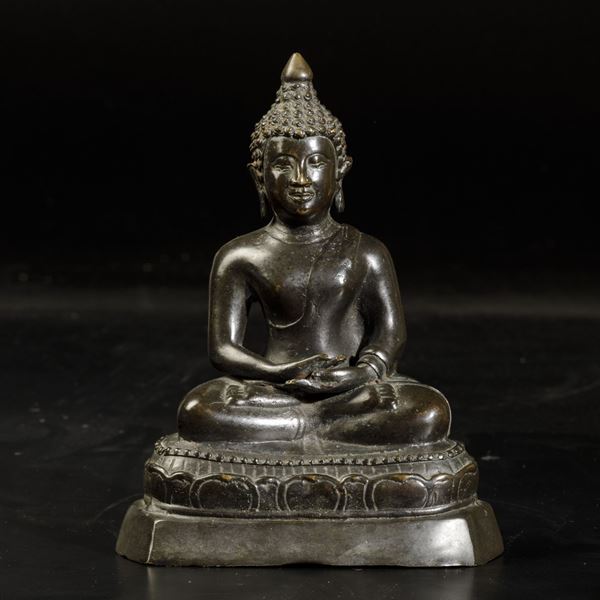 Figura di Buddha Amitayus seduto su fiore di loto in bronzo, Cina, Thailandia, XIX secolo