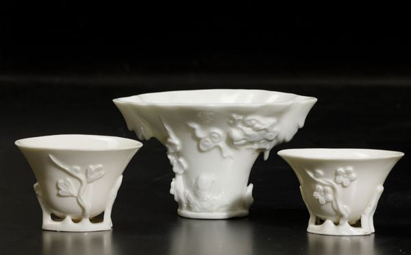 Tre coppe da libagione in porcellana Blanc de Chine Dehua con decoro a rilievo, Cina, Dinastia Qing, XVIII secolo