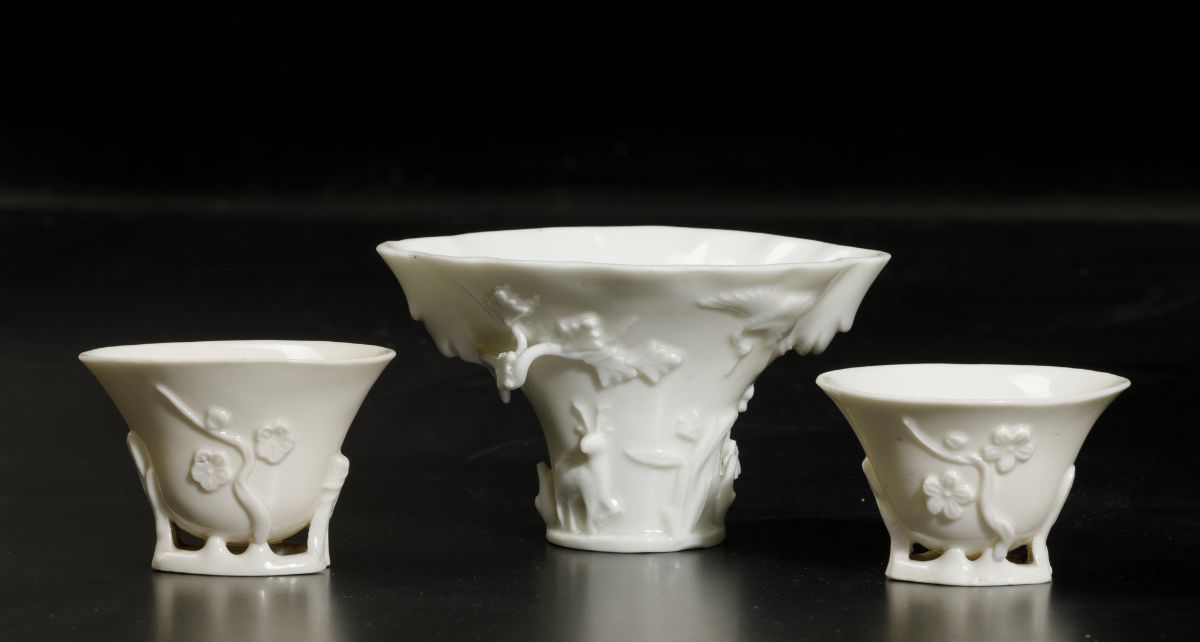 Tre Coppe da Libagione in Porcellana Blanc De Chine Dehua con Decoro a Rilievo, Cina, Dinastia Qi...