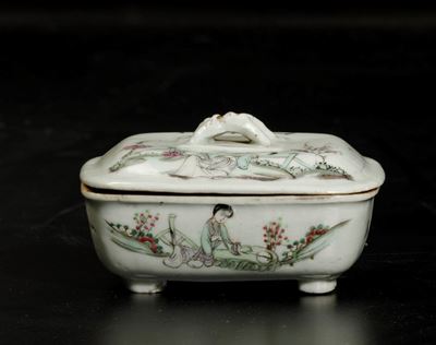 Piccola Scatola in Porcellana a Smalti Policromi con Figure Femminili e Iscrizione, Cina, Dinasti...