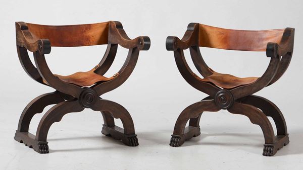 Coppia di sedie tipo savonarola in legno intagliato e cuoio, XX secolo