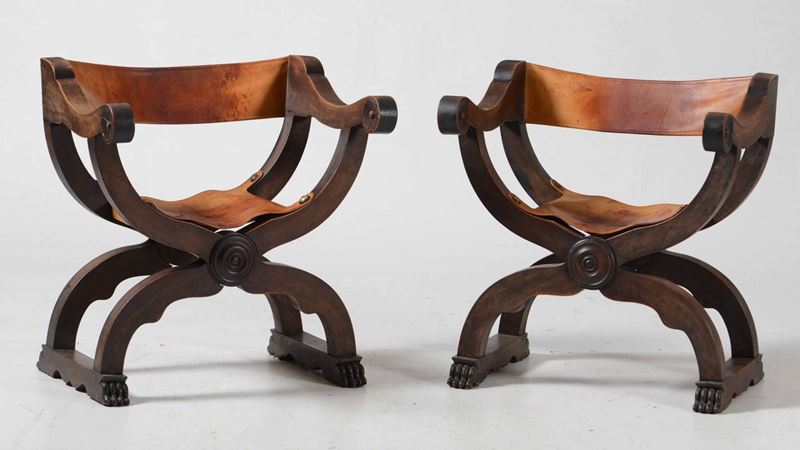 Coppia di sedie tipo savonarola in legno intagliato e cuoio, XX secolo  - Asta Antiquariato Gennaio | Cambi Time - Cambi Casa d'Aste