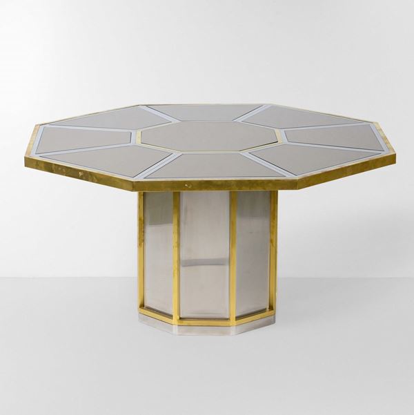 Tavolo ottagonale con struttura in ottone, metallo cromato e vetro specchiato.