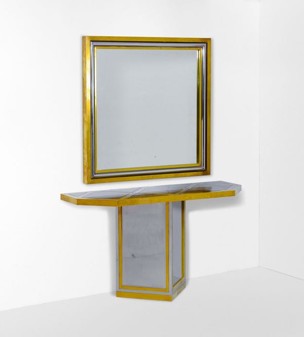 Consolle e specchio a parete con struttura in ottone, metallo cromato e vetro specchiato.