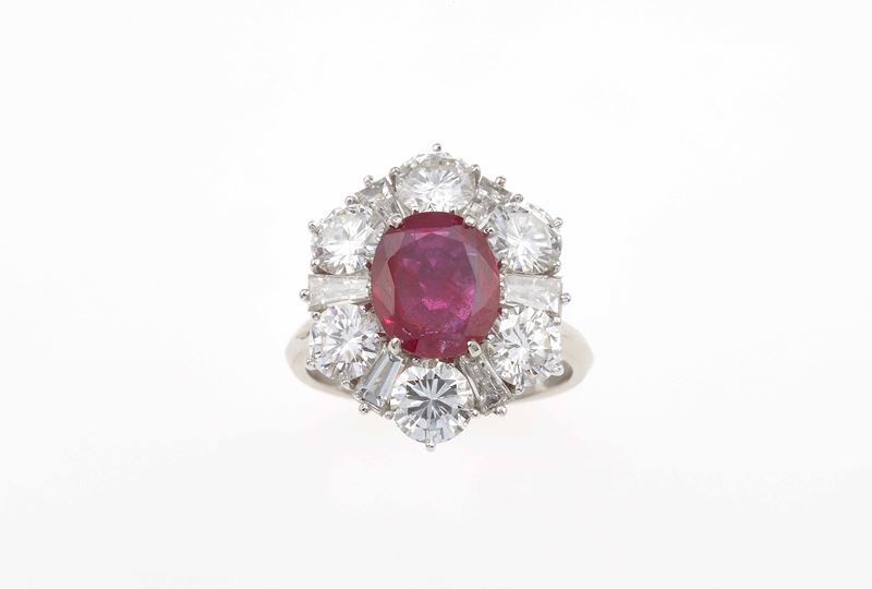 Anello con rubino Burma, nessuna indicazione di riscaldamento, di ct 2.75 circa e diamanti a contorno  - Asta Fine Jewels - Cambi Casa d'Aste