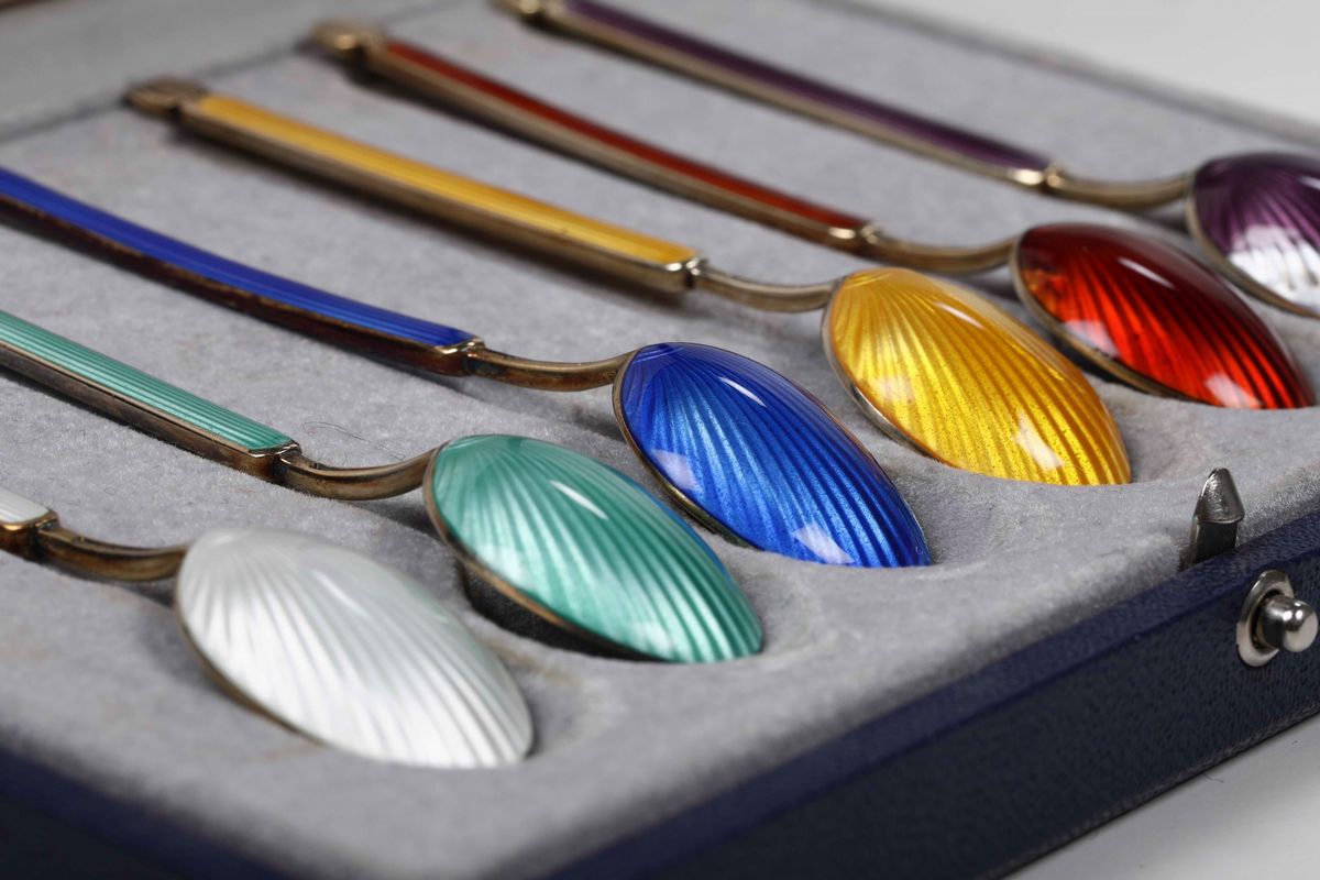 Sei Cucchiaini in Argento Sterling e Smalti Colorati Entro Custodia. Copenaghen, Argentiere Anton...