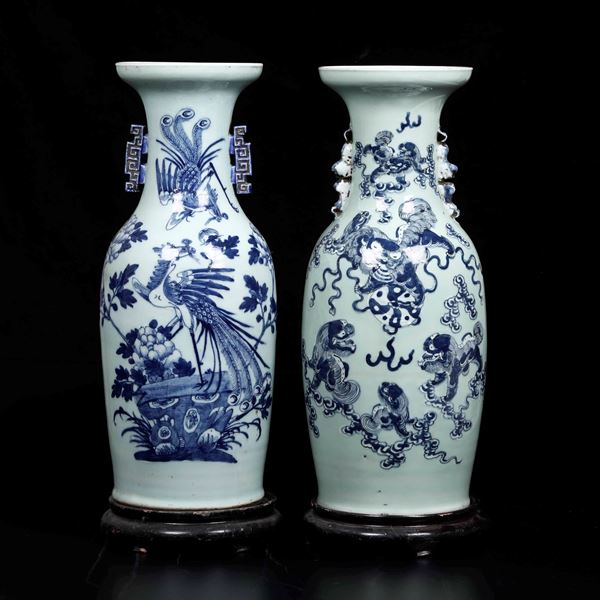 Due vasi in porcellana bianca e blu con fenice, cani di Pho e anse sagomate, Cina, Dinastia Qing, XIX secolo