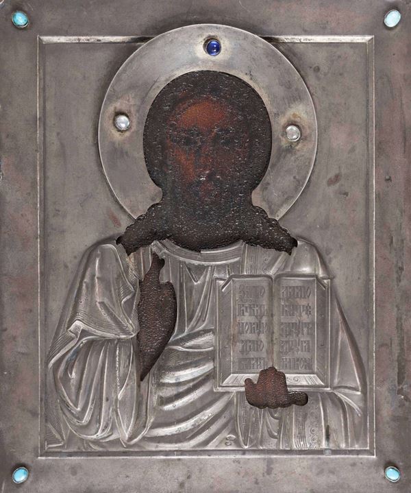 Icona con riza in argento sbalzato, cesellato e pietre cabochon raffigurante Cristo Pantocrator. Mosca 1908-1926