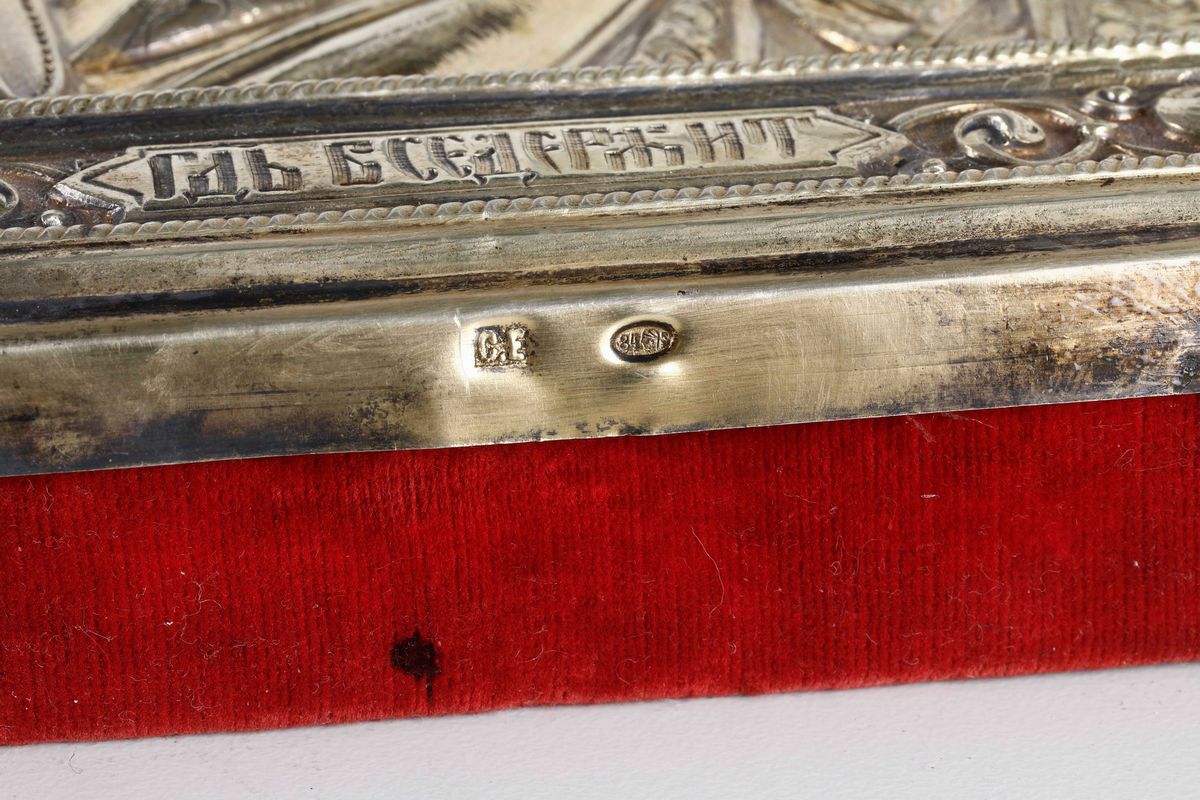 Icona con Riza in Argento Sbalzato, Cesellato e Dorato Raffigurante Cristo Pantocrator. Mosca (?)...