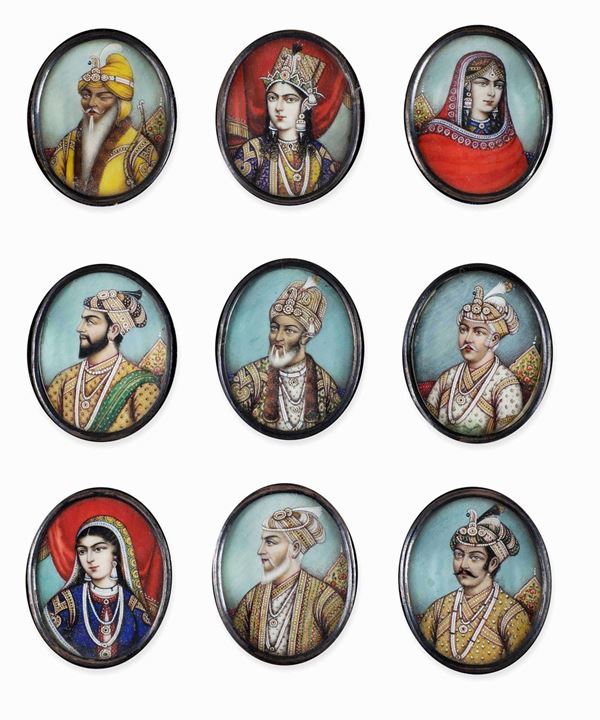 Ritratti di nobili e dignitari Indiani Nove miniature ovali entro custodia, raffiguranti ritratti maschili e femminili delle dinastie Sikh e Mughal dal XVI al XIX secolo Avorio dipinto e metallo argentato  India XIX secolo