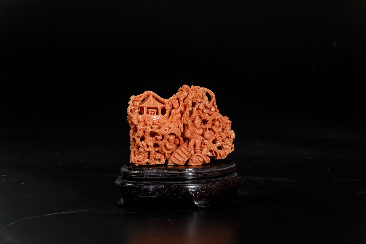Gruppo Scolpito in Corallo Raffigurante Paesaggio con Pagode e Personaggi, Cina, Inizi XX Secolo