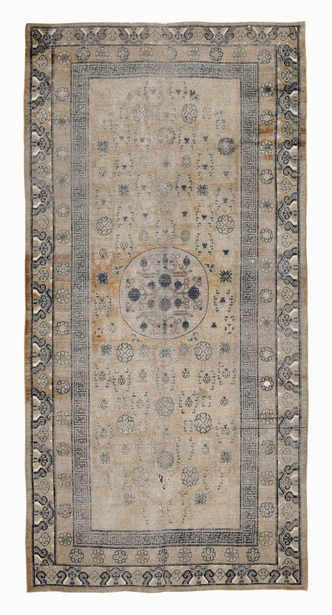 Tappeto Hotan, est Turkestan inizio XX secolo  - Auction Carpets - Timed Auction - Cambi Casa d'Aste