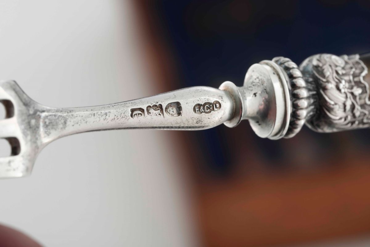 Servizio di Posate Composto da 12 Coltelli e 12 Forchette in Argento e Madreperla. Bolli della Ci...