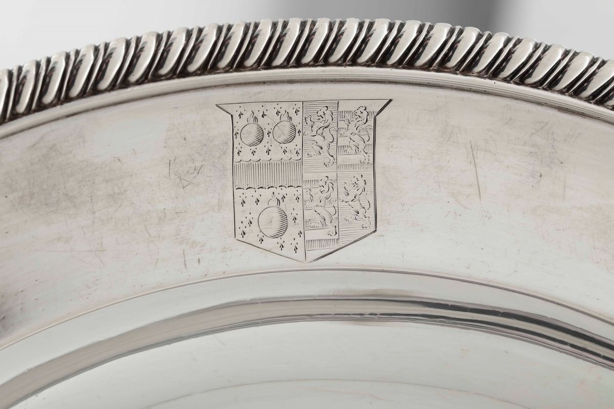 Legumiera Tonda in Argento Fuso, Sbalzato e Cesellato. Inghilterra XVIII-XIX Secolo, Piatto Argen...