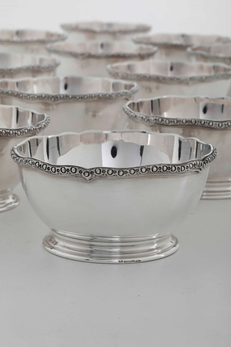 Dodici Coppe con Piattino in Argento Sterling. Argenteria Italiana del XX Secolo. Argentiere Prad...