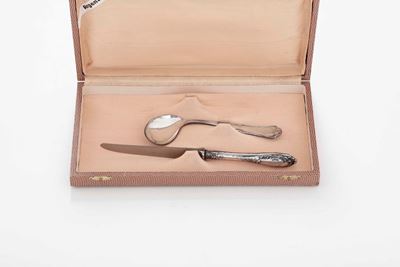 Set da Pappa in Argento Composto da Coltello e Cucchiaio. Manifattura del XX Secolo