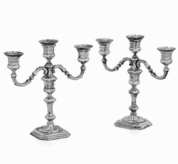 Coppia di candelabri in argento a tre luci. Argenteria italiana del XX secolo, Argentiere Ricci & C. Alessandria