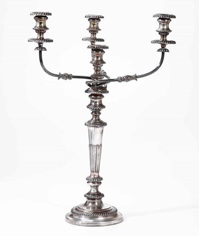 Candelabro a Tre Braccia in Metallo Argentato. Inghilterra (?) XX Secolo
