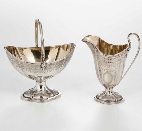 Lattiera e cestino in argento fuso, cesellato e dorato. Londra 1871