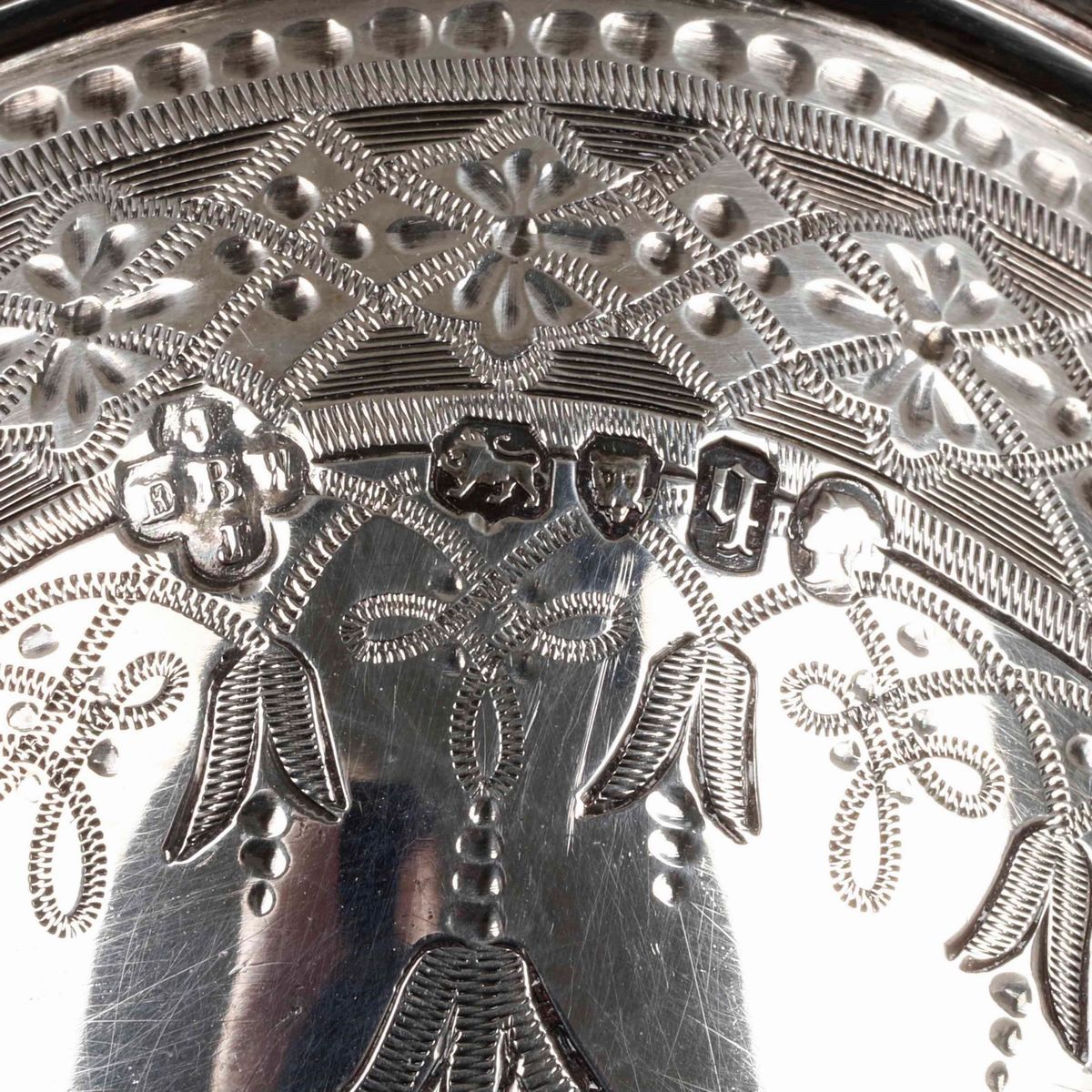 Lattiera e Cestino in Argento Fuso, Cesellato e Dorato. Londra 1871
