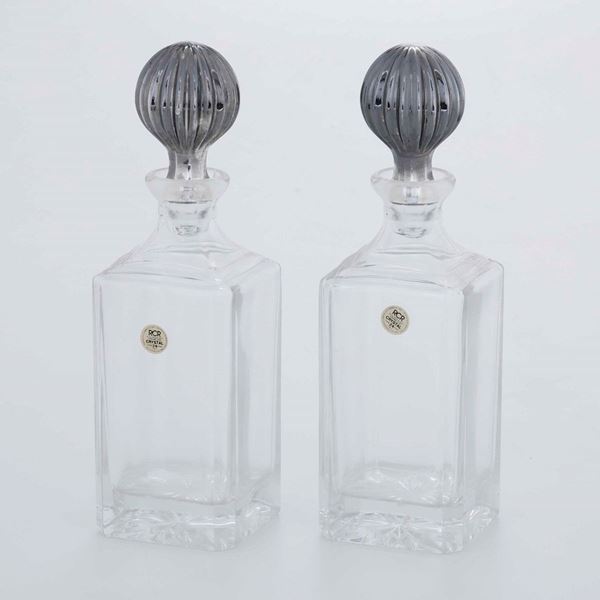 Coppia di bottiglie in cristallo con tappi in argento. Italia XX secolo