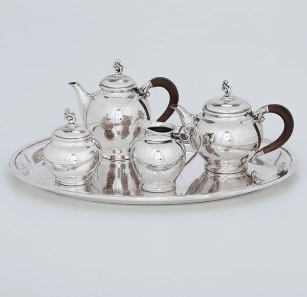 Servizio da tè e caffè in argento. Argenteria italiana del XX secolo. Argentiere Ricci & C., Alessandria