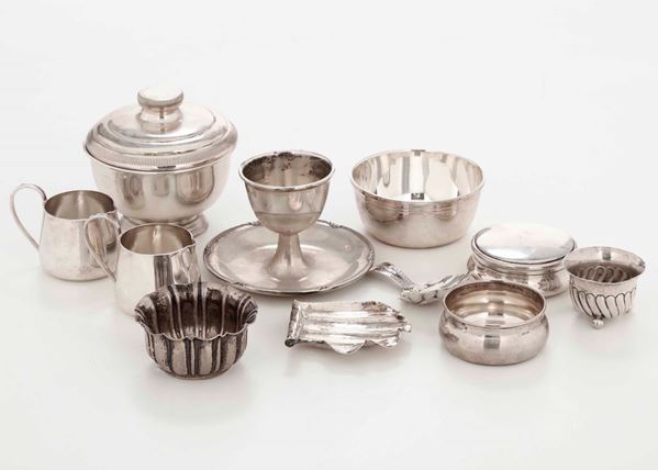 Gruppo di oggetti in argento. Varie manifatture del XX secolo