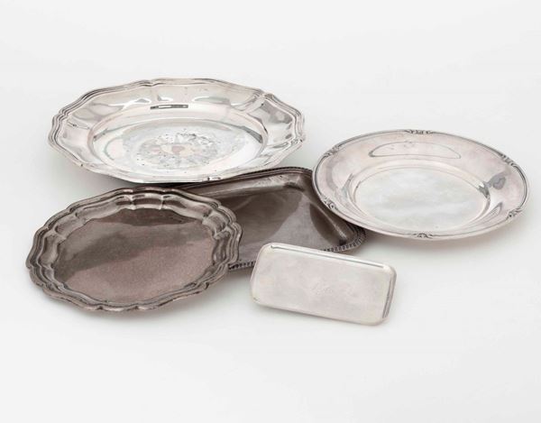 Cinque piattini in argento di varie forme. Varie manifatture del XX secolo. Quattro di manifattura italiana ed uno inglese.