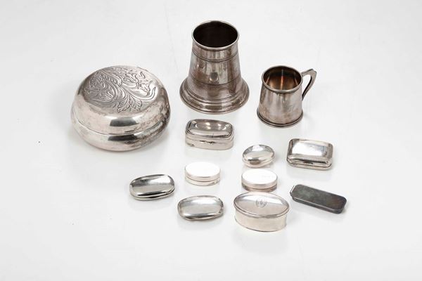 Insieme di oggetti in argento composto da dieci scatoline piccole, una lattiera e un portapenne. XX sedcolo